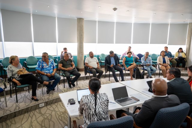Di dos dialogo entre Minister di Transporte, Ursell Arends y siete representante di e grupo taxista y nan representante legal na Bestuurskantoor.