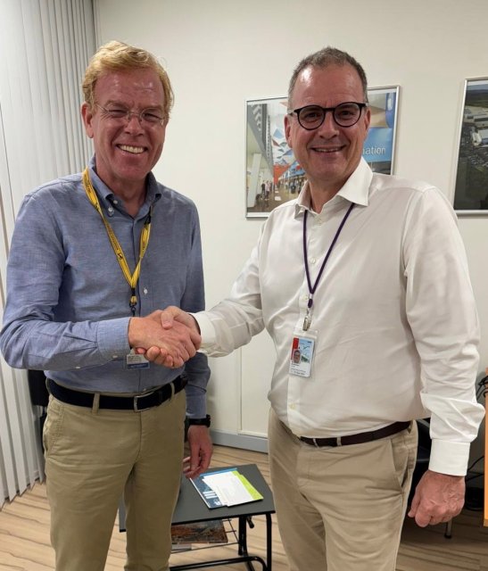 Joost Meijs a traspasa presidencia di Dutch Caribbean Cooperation of Airports pa Jonny Andersen.