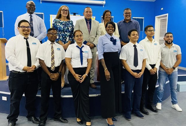 Nuebe studiante di Aruba a ricibi Beca di Reino.