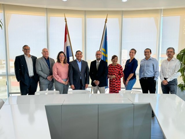 Minister di Transporte, Integridad, Naturalesa y Asunto di Adulto Mayor Ursell Arends ta reuni cu representantenan di National Climate Resilience Council (NCRC), e autoridad na Aruba riba tereno di cambio climatico.