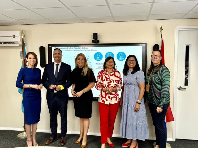 D.r.p.d. sra. Ronella Croes di ATA, sr. Dangui Oduber, Minister di Turismo y Salud Publico, sra. Jo-Anne Meaux Arends di AAA N.V. , sra. Tisa LaSorte di AHATA sra. Sanju Luidens di ATA y sra. Barbara Brown di AAA N.V.