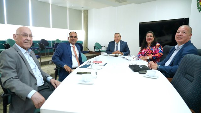 Minister di Enseñansa y Deporte Endy Croes, hunto cu Abogado y Consehero di Gobierno mr. Andin Bikker, mr. Jessica Winterdaal, Wetgevingsjurist Kwaliteitsinstituut Aruba, ta reuni cu representantenan di Xavier University School of Medicine Aruba, Dr. Arun Dubey, Hefe di Asunto Academico y Frank Croes, miembro di directiva di Xavier University.