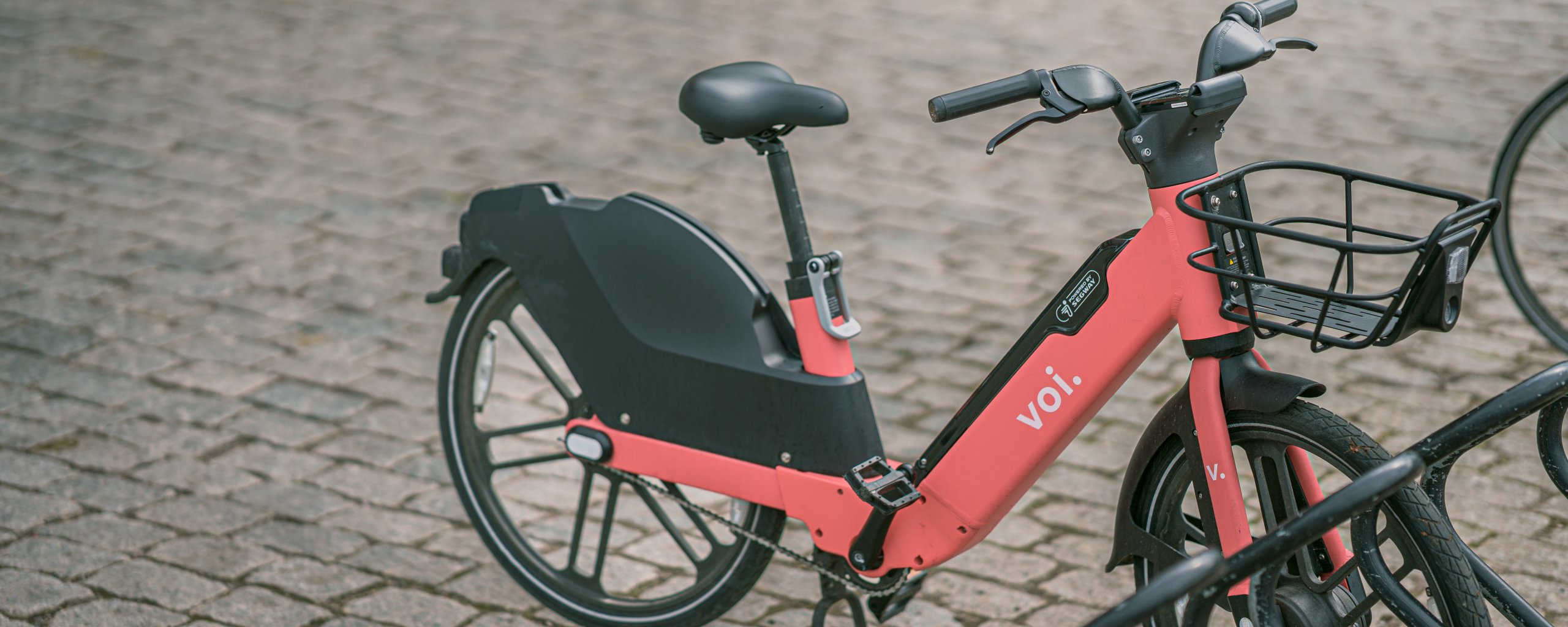 Een deelfiets van Voi