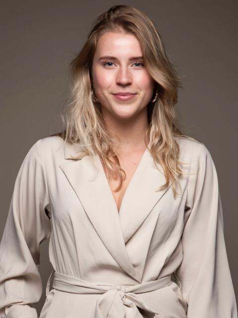 Portret Naomi Bruil