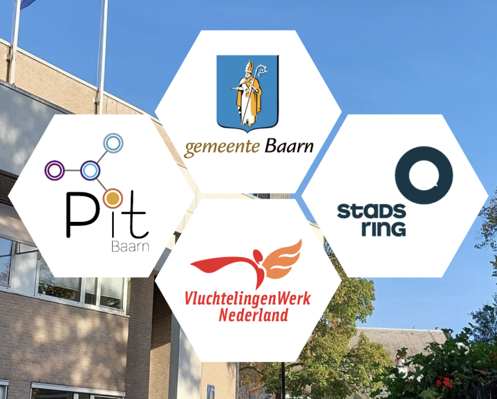 De logo's van gemeente Baarn, Pit Baarn, VluchtelingenWerk Nederland en Stadsring worden getoond. Op de achtergrond is het gemeentehuis te zien.