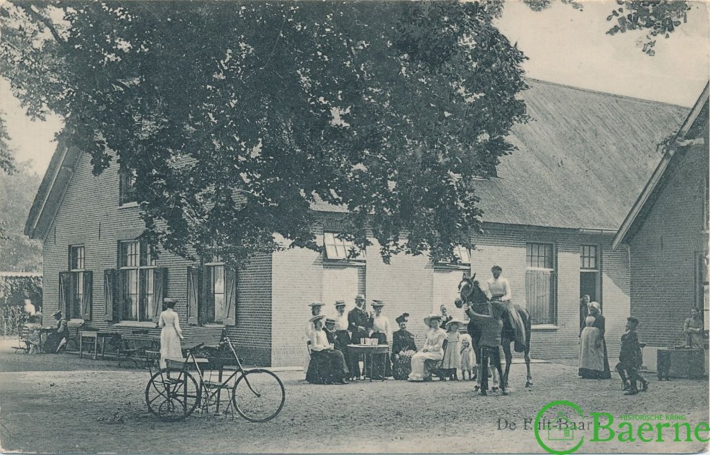 Een boerderij met daarvoor mensen, een paard en een fiets
