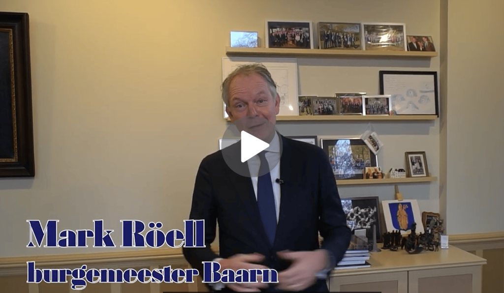 Burgemeester Röell in zijn werkkamer. Klik op de afbeelding om de video af te spelen.