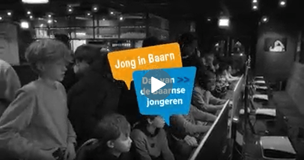 Kinderen die ergens naar kijken tijdens de Dag van de Baarnse Jongeren. Klik op de afbeelding om de video te openen.