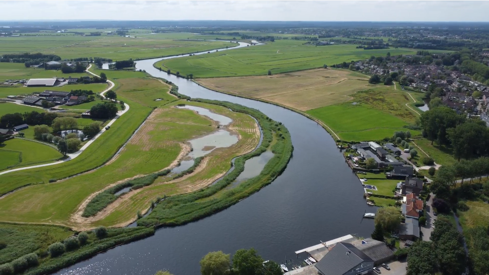 De Eem van boven, slingerend door een landschap van polder en hier en daar huizen