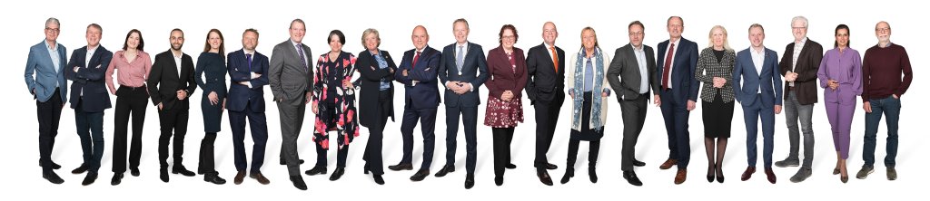 21 gemeenteraadsleden naast elkaar