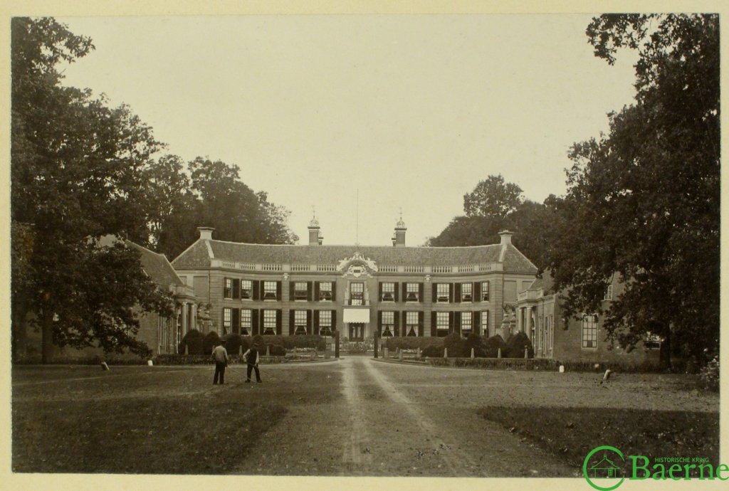 Kasteel Groeneveld in zwart-wit met twee op het land werkende mannen met landhakken