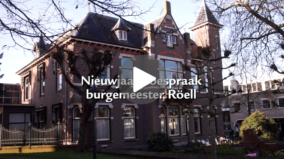 Vooraanzicht van het oude gemeentehuis. In het midden een play-button met de tekst 'Nieuwjaarstoespraak burgemeester Röell. Klik op de afbeelding om de video af te spelen.