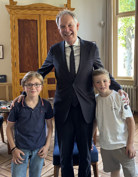 Kinderburgemeester Julius (links), Thijs (rechts), en burgemeester Röell (in het midden)