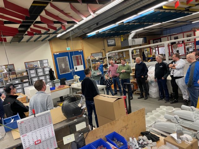 Wethouder Mark Eijbaard spreekt de medewerkers van Metafors toe.