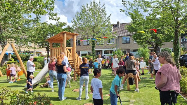 spelende kinderen in de net geopende speeltuin aan de Van Speijklaan