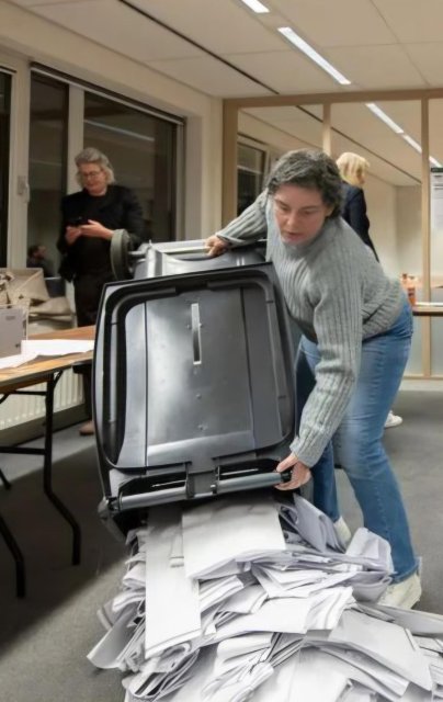 Miranda Brey leegt een kliko met stembiljetten op de vloer van het tellokaal