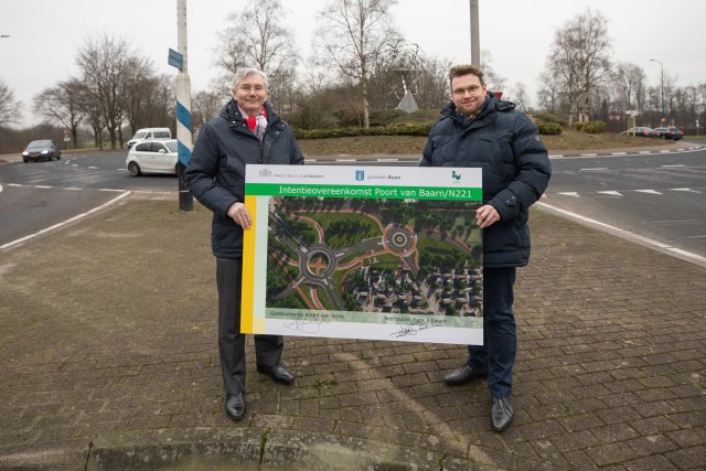 Gedeputeerde André van Schie en wethouder Mark Eijbaard bij de huidige Escherrotonde