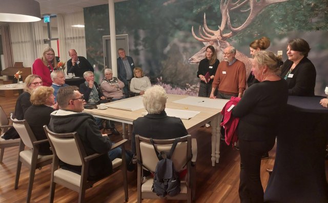 raadsleden met inwoners in gesprek over seniorenwoningen