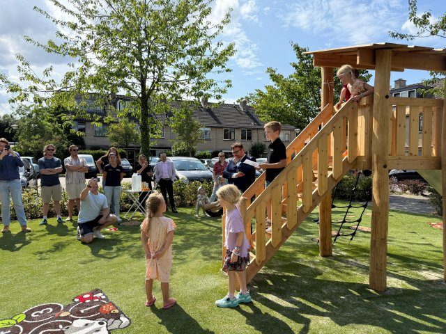oud-kinderburgemeester Thijs Ankone houdt een korte toespraak tijdens de opening van de vernieuwde speeltuin aan de Van Speijklaan