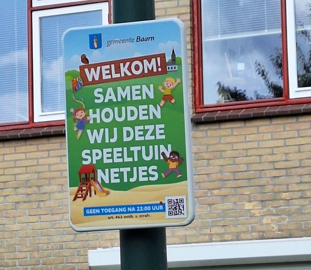 speeltuinbord met de tekst Welkom! Samen houden wij deze speeltuin netjes geen toegang na 22:00 uur art. 461 wetb. v. strafr.