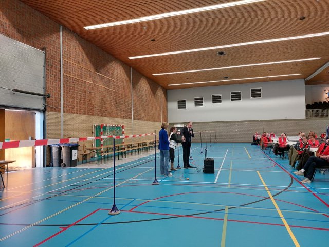 De burgemeester opent het centraal stembureau