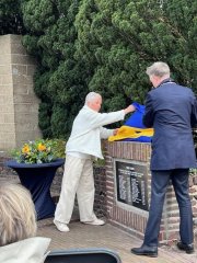onthulling van de nieuwe gedenkplaat