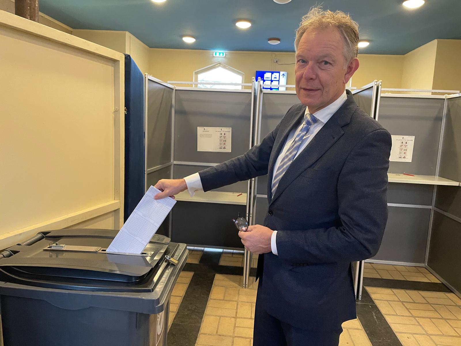Burgemeester Mark Röell stemt voor Tweede Kamerverkiezingen