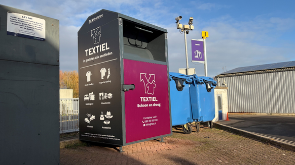Textielcontainer op het afvalaanbiedstation in Albrandswaard