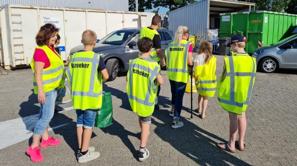 Afvalcoaches met een klas op bezoek bij het afvalaanbiedstation