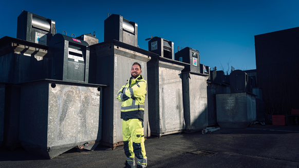 Werknemer staat voor ondergrondse containers