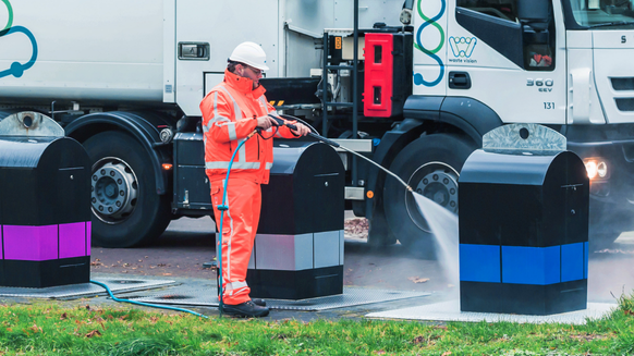 Ondergrondse containers worden afgespoten