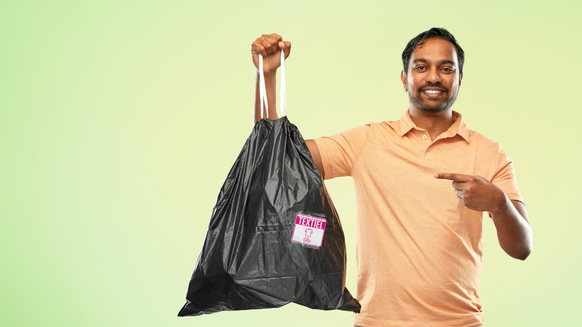 Man houdt een plastic zak vast waarop een textiellabel zit geplakt