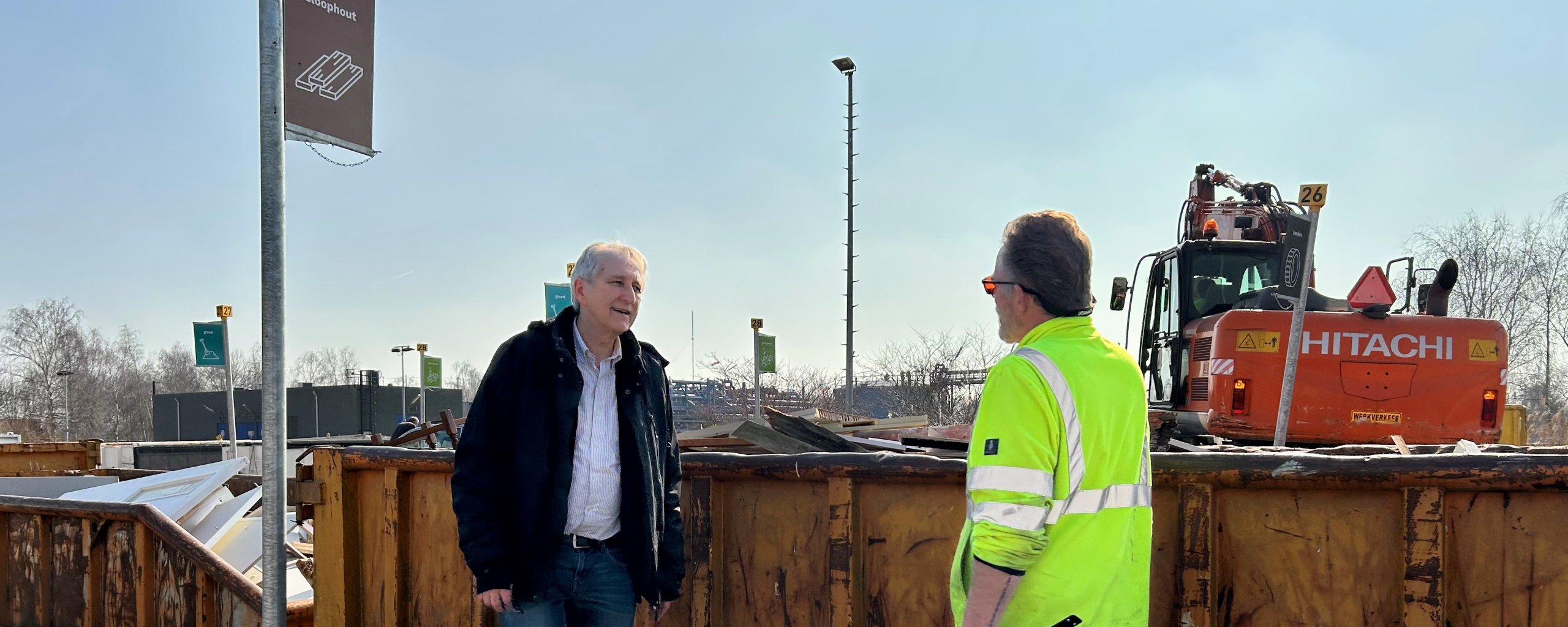 Dirk Vermaat praat op het afvalaanbiedstation in Barendrecht met een medewerker