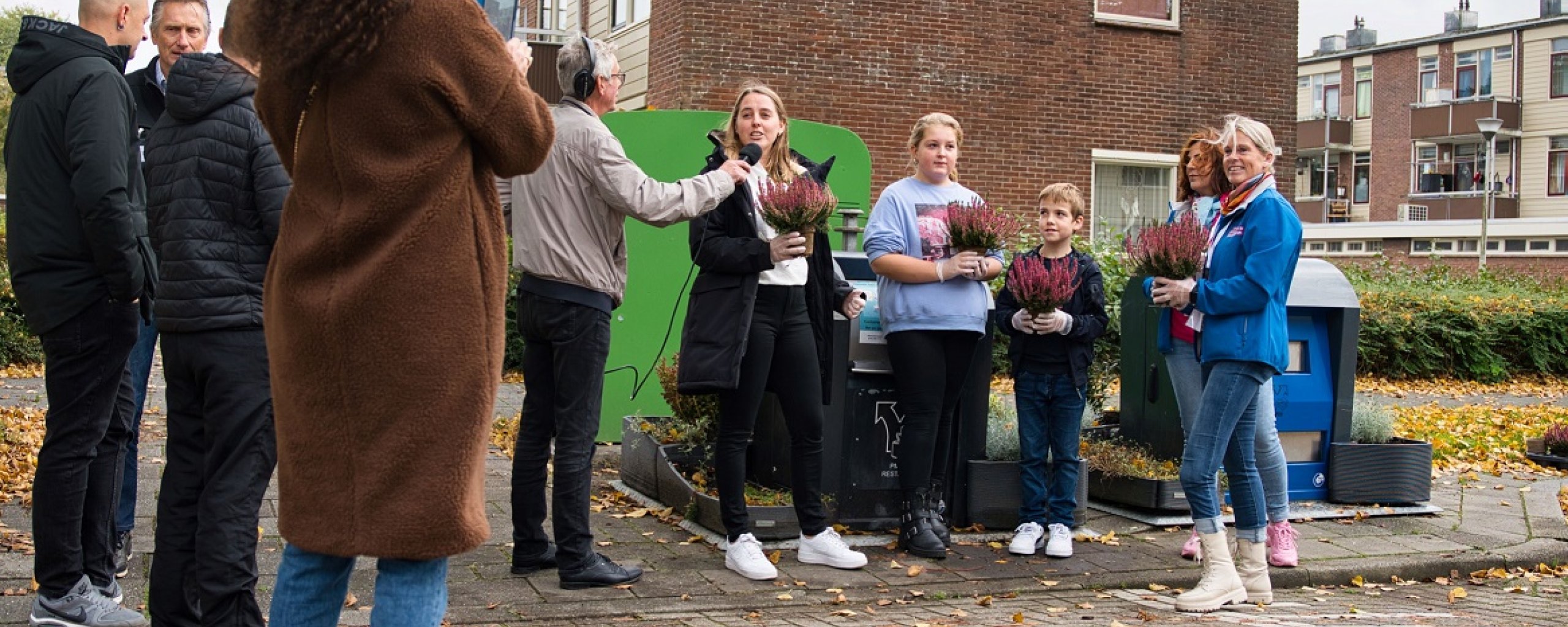 Opening van containertuintje in Ridderkerk met wethouder Fleur Stip en de afvalcoaches van BAR Afvalbeheer