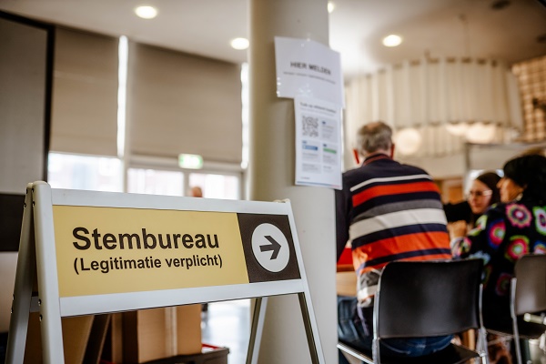 Stembureau bord in een stemlocatie