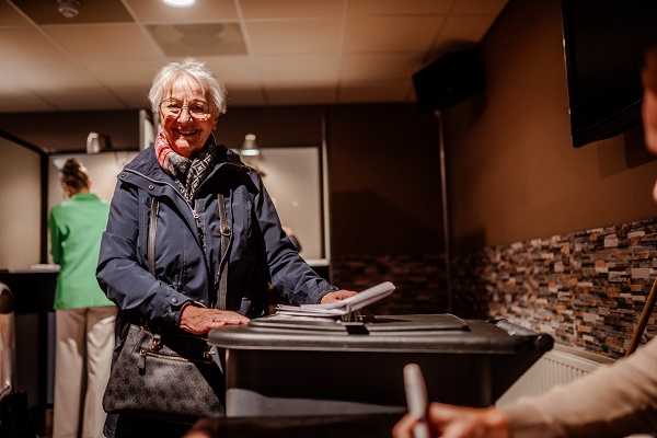 Inwoner brengt stem uit.