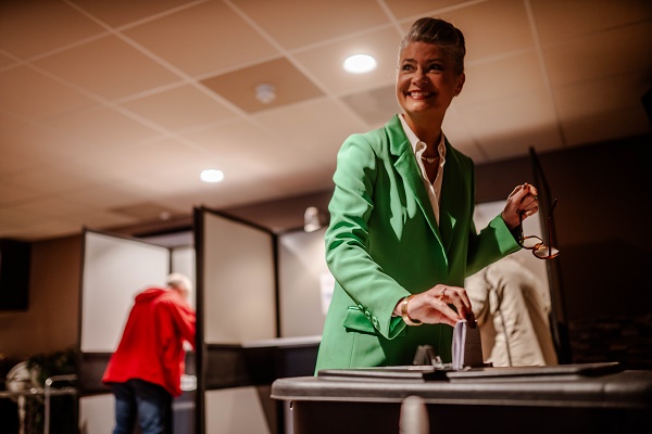 Burgemeester van Beek brengt haar stem uit