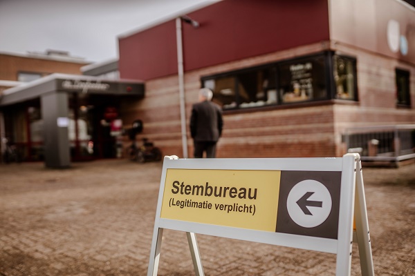 Stembureau bord buiten bij stemlocatie De Dagbeeker
