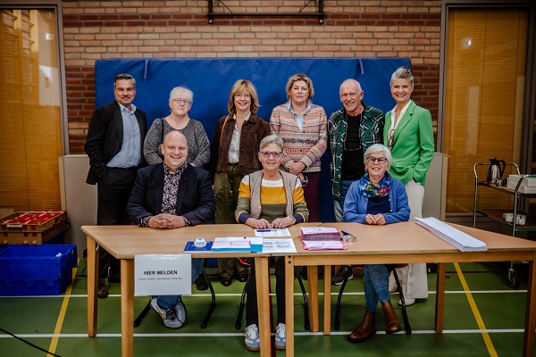 Medewerkers van stemlocatie De Dagbeeker samen met de burgemeester van Beek en de gemeentesecretaris.
