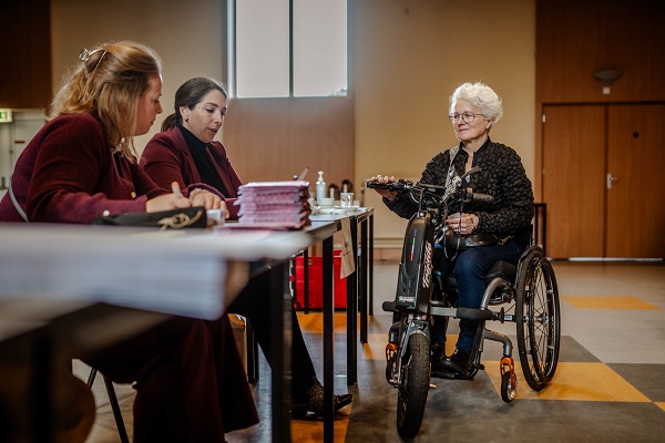 Angelique Hawinkels uit Beek test hoe toegankelijk het stembureau in Neerbeek is.
