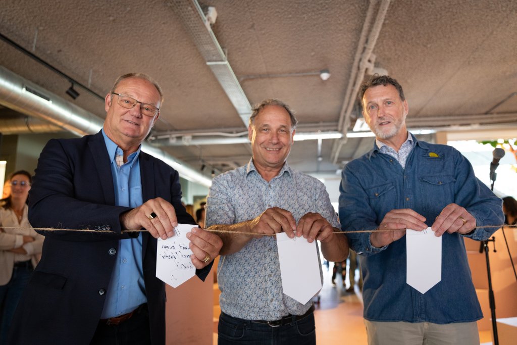 Hier staat een foto van wethouder Rob Schwillens, wethouder Hub Schoenmakers en wethouder Ivo Tillie