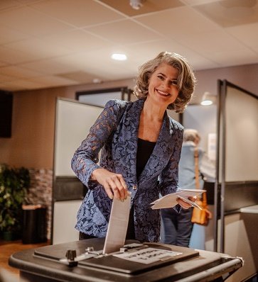 Burgemeester brengt stem uit in Asta Theater