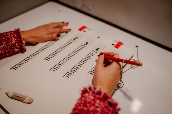 Inwoner gebruikt stemmal en stembox