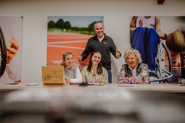 Stembureauleden poseren op het stembureau in sporthal De Haamen