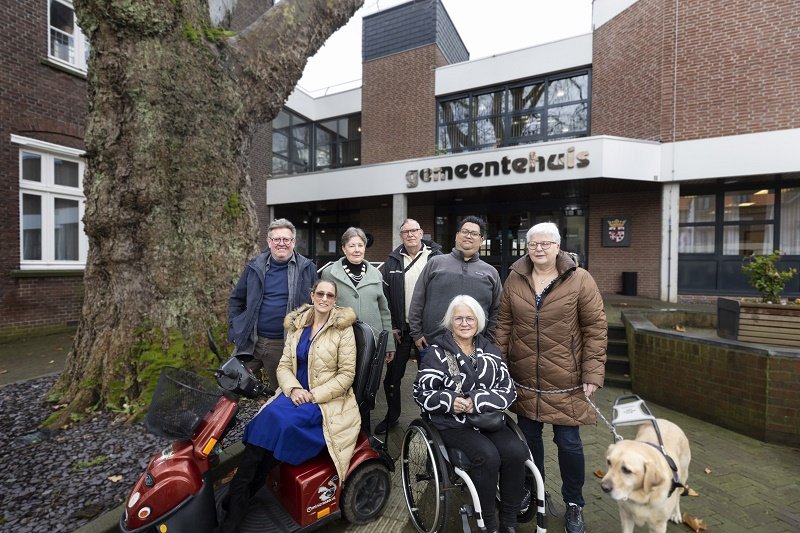 Leden van het inclusie platform poseren voor gemeentehuis in Beek
