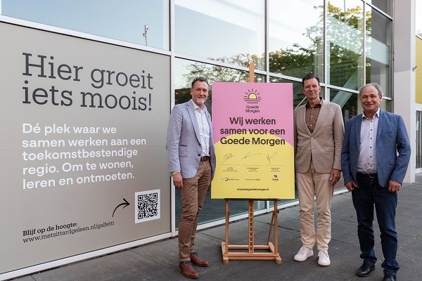 Wethouder Ivo Tillie (gemeente Sittard-Geleen), Raymond Dirx (gemeente Beek) en Hub Schoenmakers (gemeente Stein) en ondertekenen samenwerkingsovereenkomst voor Goede Morgen.