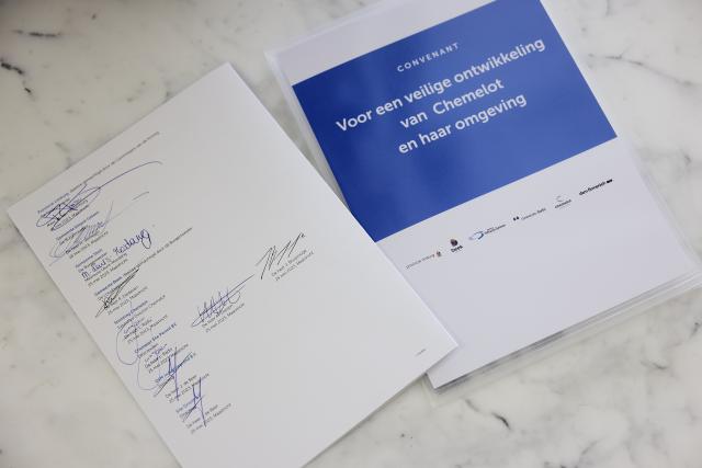 Ondertekend document versterking veiligheid Chemelot