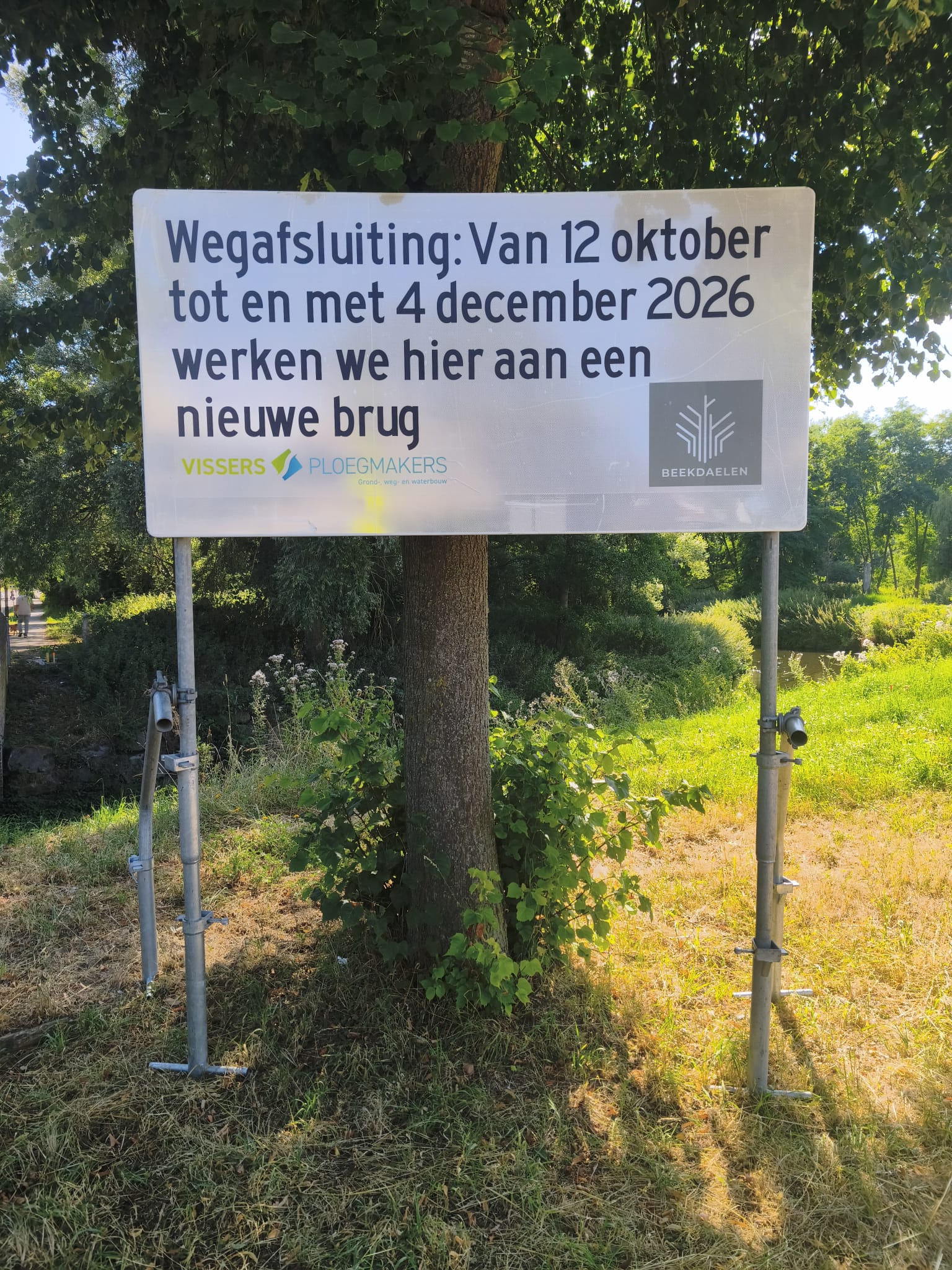 Wegafsluiting: van 12 oktober tot en met 4 december 2026 werken we aan een nieuwe brug. Logo's Vissers Ploegmakere en gemeente Beekdaelen