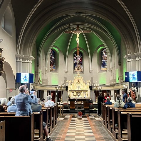 Taize-liederen bij de Bavo kerk in Nuth