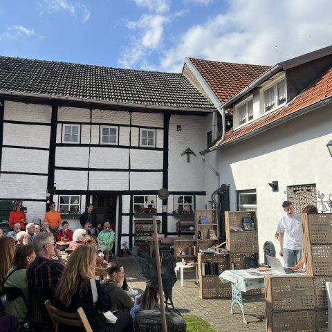 Toneelvoorstelling door de jeugd van toneelvereniging Crescendo bij het boerderijmuseum in Schimmert